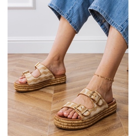 Abas bege com grampos em listras Abas bege com grampos em listras