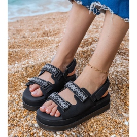 Sandálias pretas com listras bordadas na plataforma preto Sandálias pretas com listras bordadas na plataforma preto