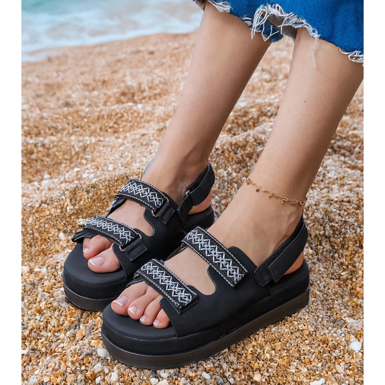 Sandálias pretas com listras bordadas na plataforma preto