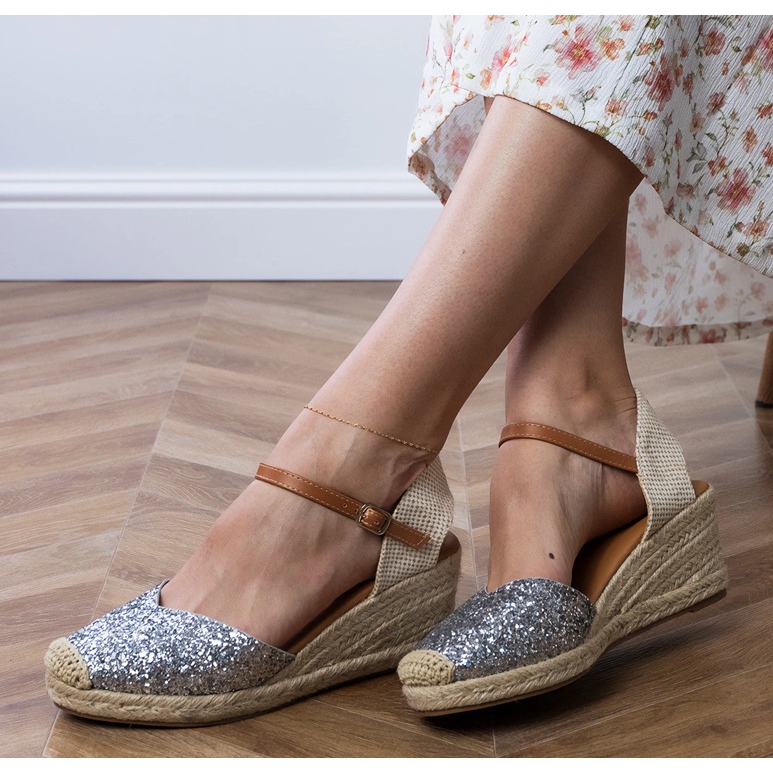 Sandálias de brocado prateado na cunha prata