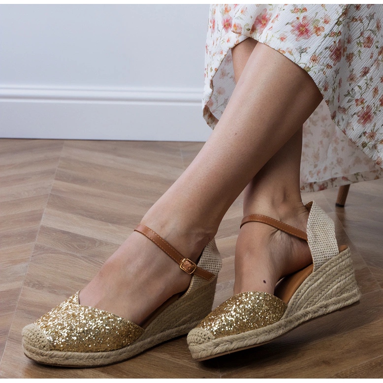 Sandálias de brocado dourado em uma cunha