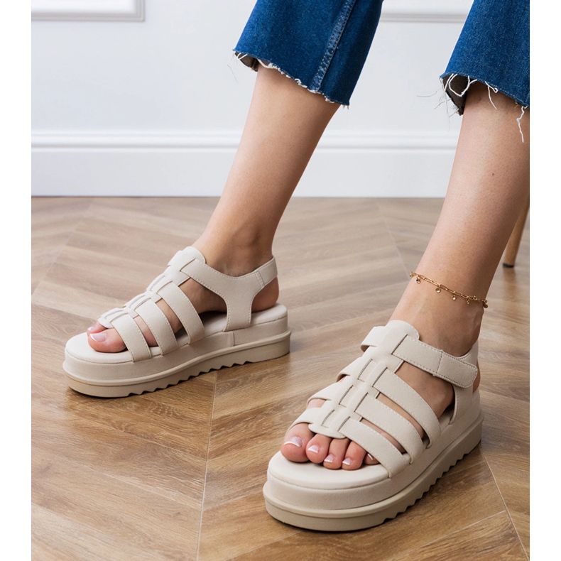 Sandálias de gladiador bege na plataforma