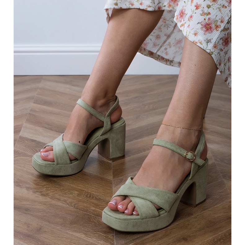 Sandálias verdes ekozamszowe no poste azul