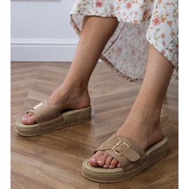 Chinelos marrons na plataforma com uma fivela no cinto marrom