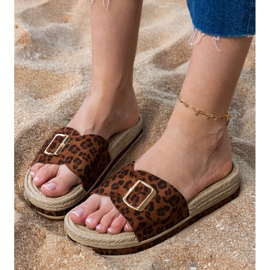 Pantera chinelos na plataforma com uma fivela no bar marrom