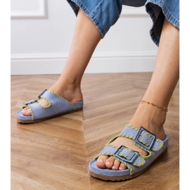 Chinelos azuis com grampos e bordados em listras azul