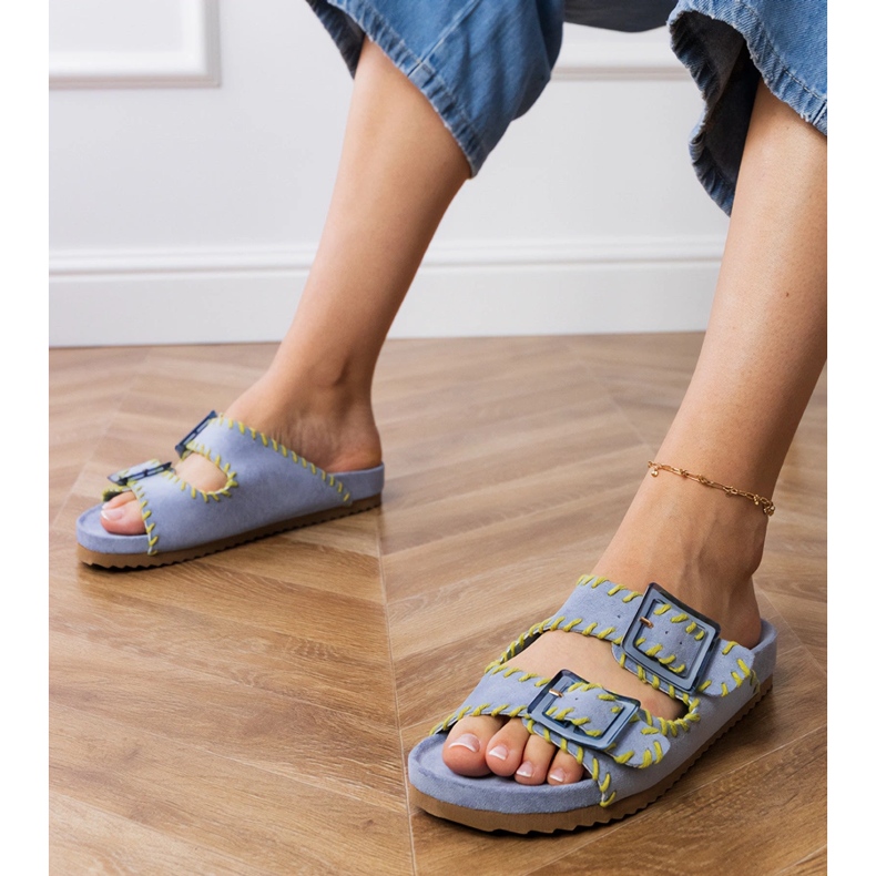 Chinelos azuis com grampos e bordados em listras azul