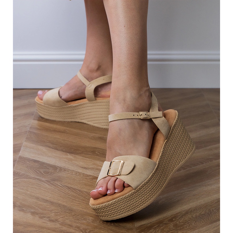 Sandálias femininas marrons com uma fivela decorativa castanho