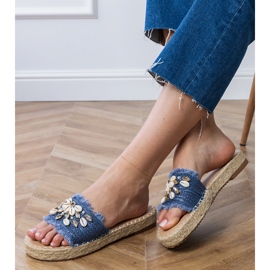 Chinelos azuis de alpargelo com conchas azul