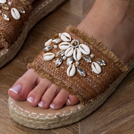 Chinelos marrons de alpargelo com conchas castanho