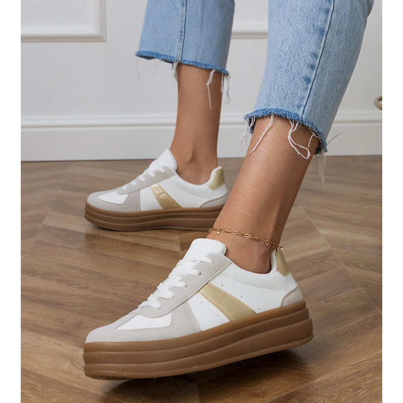 Tênis branco feminino na plataforma