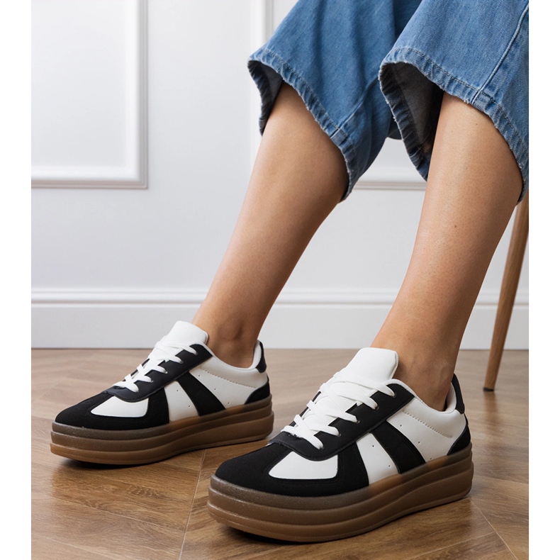 Tênis preto feminino na plataforma