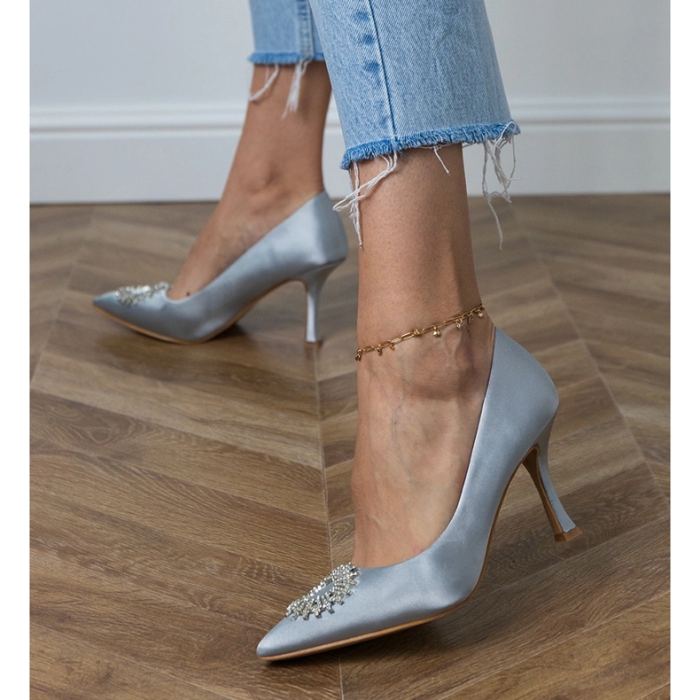 Bombas de cetim de prata com zircões Bombas de cetim de prata com zircões