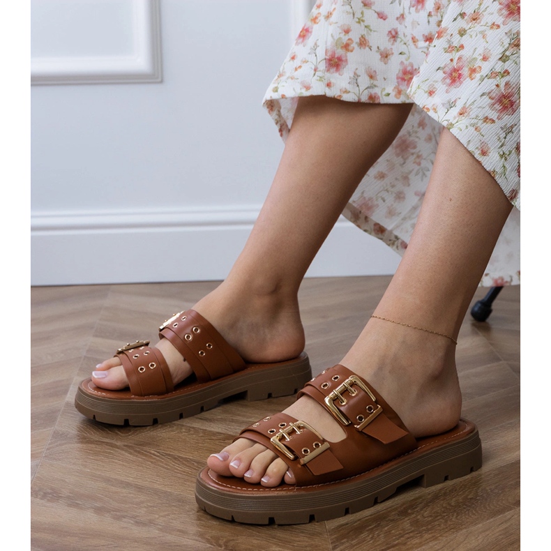 Chinelos marrons planos com pinças de listras castanho