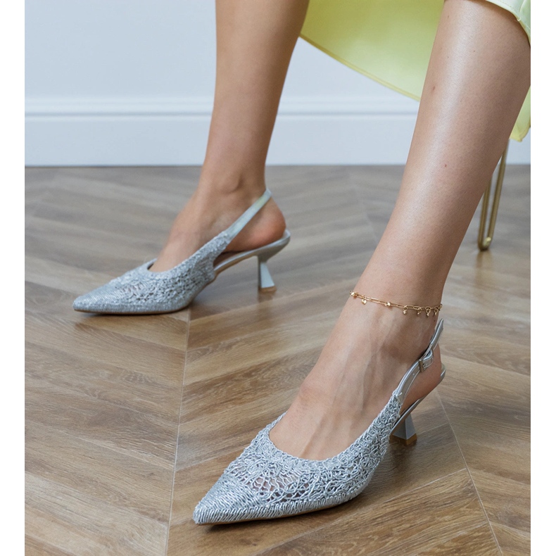 Bombas de prata trançam com um salto aberto