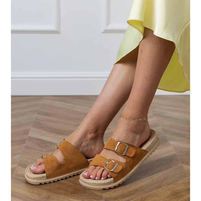 Chinelos marrons planos com pinças de listras castanho