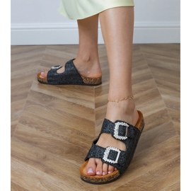 Chinelos pretos na sola de cortiça com zircões nas fivelas