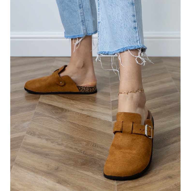 Flip -flops marrons construídos em uma sola de cortiça castanho