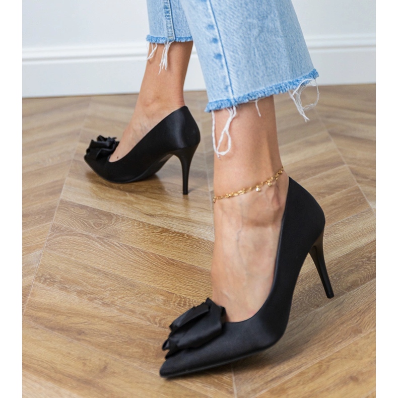 Bombas de cetim pretas com uma flor preto