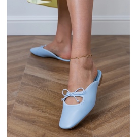 Flip -flops azuis construídos em uma sola plana azul