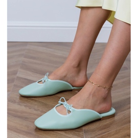 Flip -flops verdes construídos em uma sola plana Flip -flops verdes construídos em uma sola plana