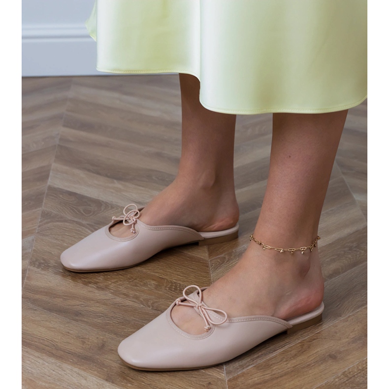 Flip -flops bege construídos em uma sola plana