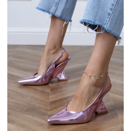 Sandálias roxas em uma cunha geométrica roxo