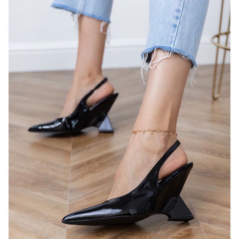 Sandálias pretas em uma cunha geométrica preto