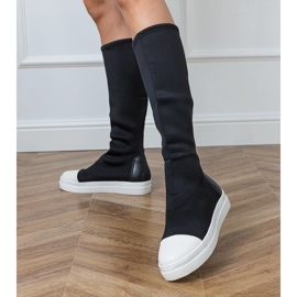 Botas de material preto com uma parte superior elástica