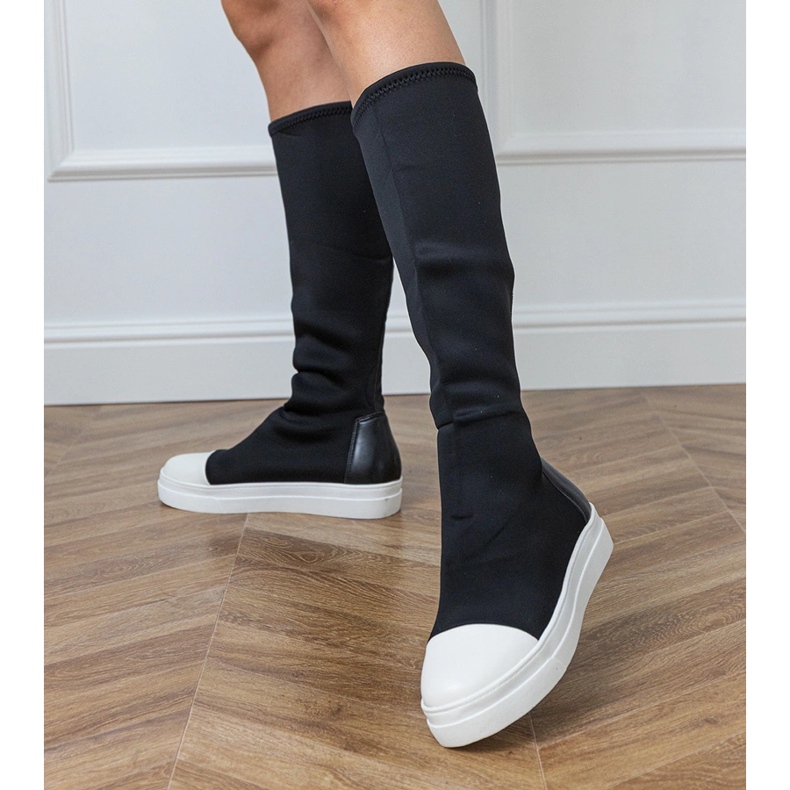 Botas de material preto com uma parte superior elástica
