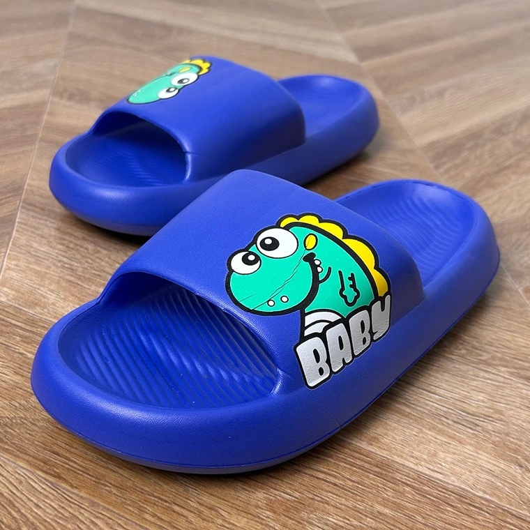 Os chinelos de crianças azuis com impressão azul
