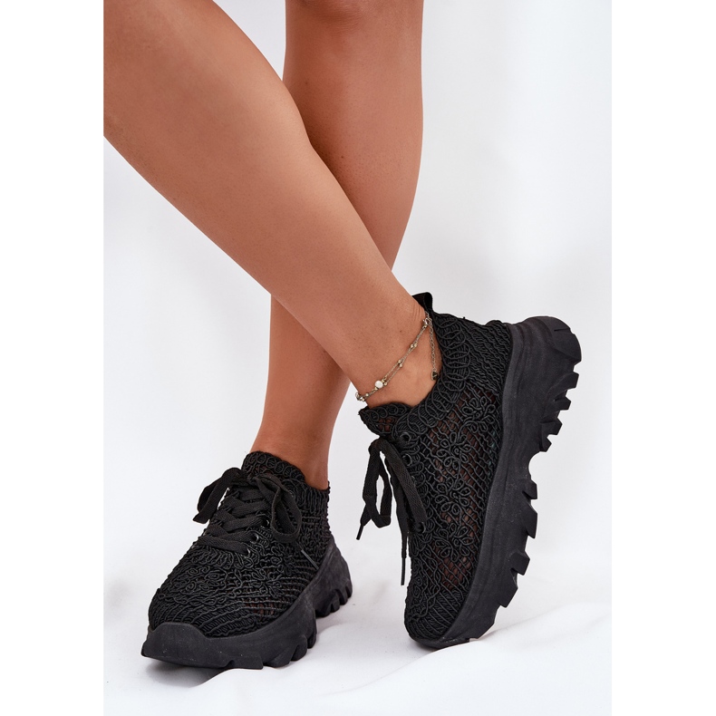 Tênis femininos com uma parte superior preta de crochê preto