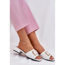 Vinceza Slippers de mulheres elegantes em um quarteirão com um detalhe dourado Vincez 62229 White branco