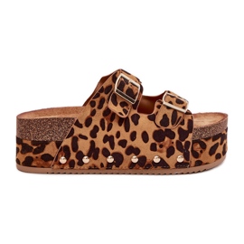 Flip de mulheres com fivelas em uma enorme plataforma de leopardo castanho