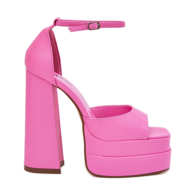 Sandálias femininas na postagem e plataforma rosa