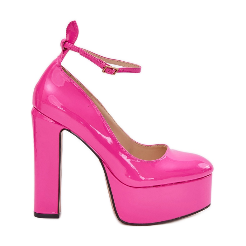 Bombas pintadas em um poste alto e plataforma rosa