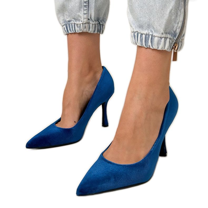 Bombas de veludo azul marinho no salto alto