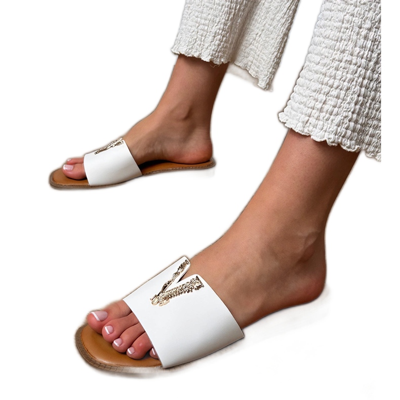 Chinelos brancos com uma decoração de ouro