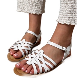 Sandálias brancas embrulhadas em uma sola plana branco