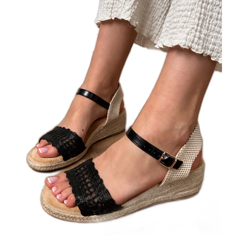 Sandálias de cunha preta com cinto trançado preto