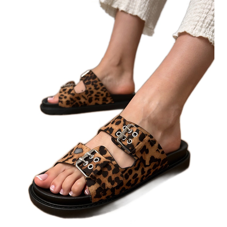 Chinelos de leopardo com listras bege