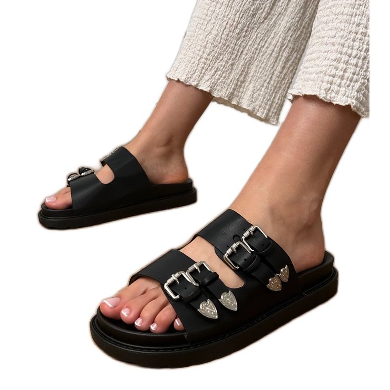 Flipers de mulheres negras com fivelas decorativas preto