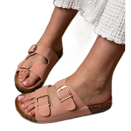 Chinelos rosa com grampos em uma sola de cortiça