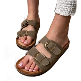 Chinelos verdes com grampos em uma sola de cortiça Chinelos verdes com grampos em uma sola de cortiça