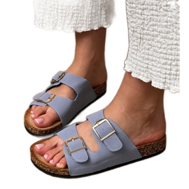 Chinelos azuis com grampos em uma sola de cortiça azul Chinelos azuis com grampos em uma sola de cortiça azul