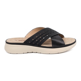 Chinelos pretos na plataforma