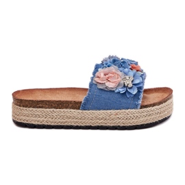 Flips femininos na plataforma com tranças e flores azuis azul
