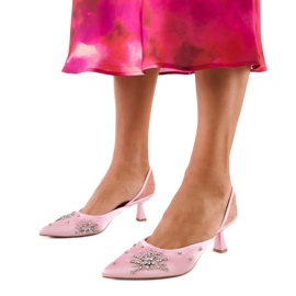 Bombas rosa com zircões e um salto aberto