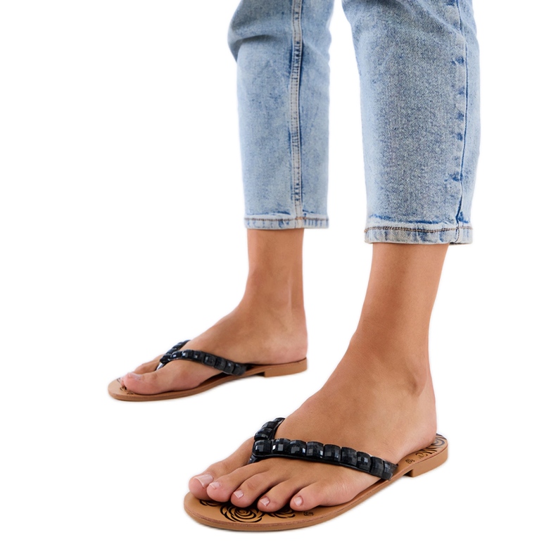 Flip -flops pretos flip -flops decorados com seixos