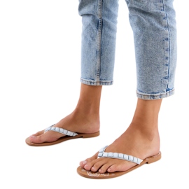 Flip -flops brancos decorados com seixos